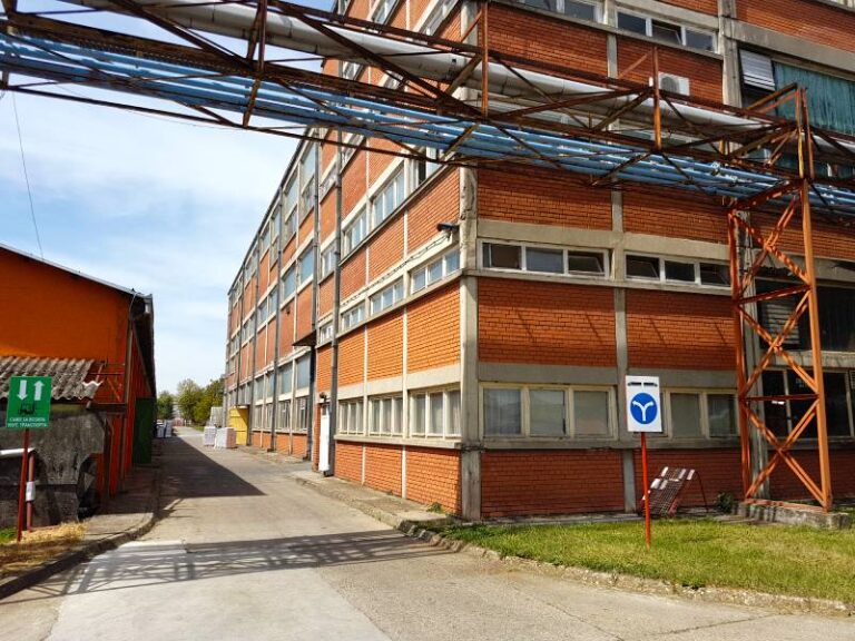 Proizvodnja boja - slika iz dvorišta firme